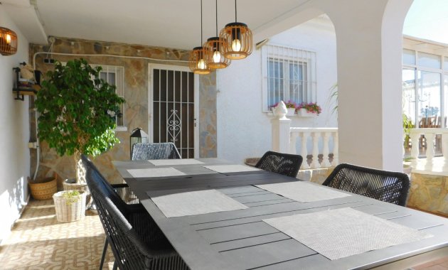 Herverkoop - Geschakelde Villa -
Torrevieja - San Luis