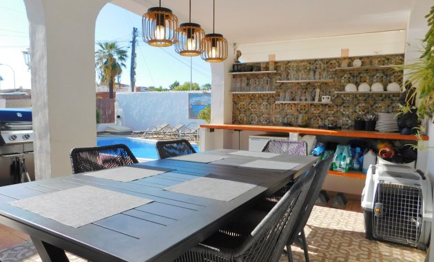Herverkoop - Geschakelde Villa -
Torrevieja - San Luis