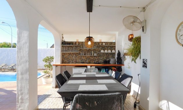 Herverkoop - Geschakelde Villa -
Torrevieja - San Luis