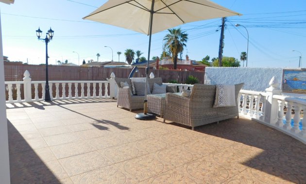 Herverkoop - Geschakelde Villa -
Torrevieja - San Luis