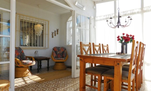 Herverkoop - Geschakelde Villa -
Torrevieja - San Luis