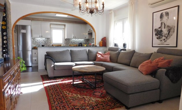 Herverkoop - Geschakelde Villa -
Torrevieja - San Luis