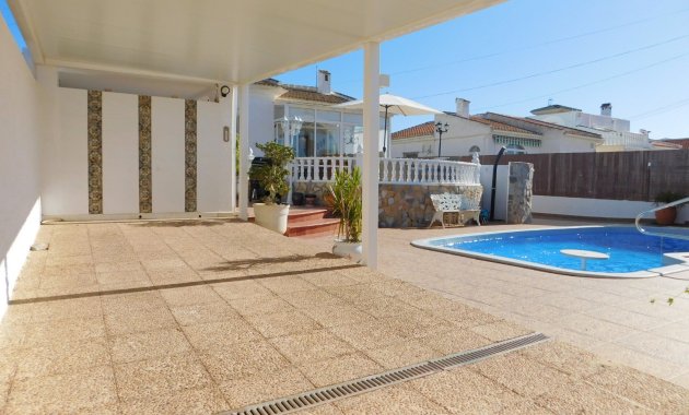 Herverkoop - Geschakelde Villa -
Torrevieja - San Luis
