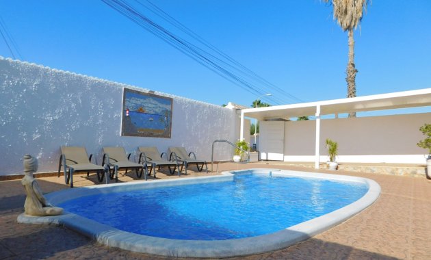 Herverkoop - Geschakelde Villa -
Torrevieja - San Luis