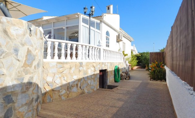 Herverkoop - Geschakelde Villa -
Torrevieja - San Luis
