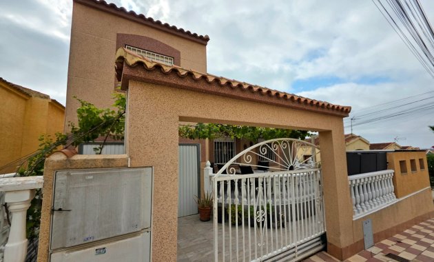 Herverkoop - Vrijstaande woning / Villa -
La Marina - La Marina Urb