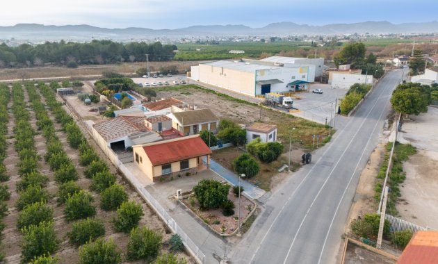 Herverkoop - Finca   -
Orihuela