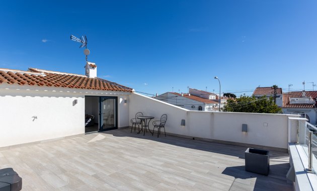 Reventa - Casa adosada -
Torrevieja - Urbanización San Luis