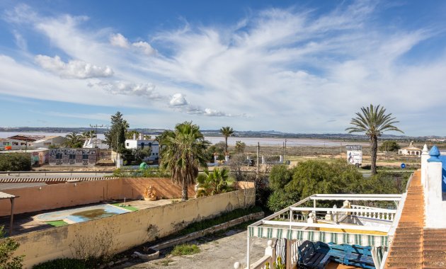 Reventa - Casa adosada -
Torrevieja - Urbanización San Luis