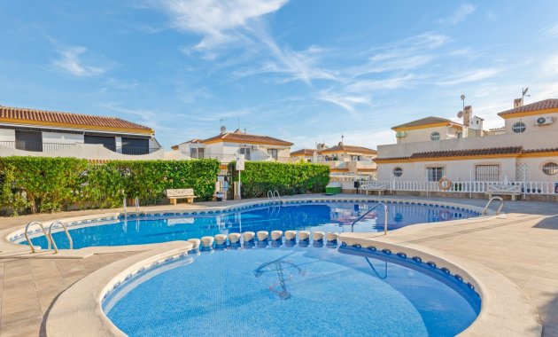 Herverkoop - Geschakelde Villa -
Orihuela Costa
