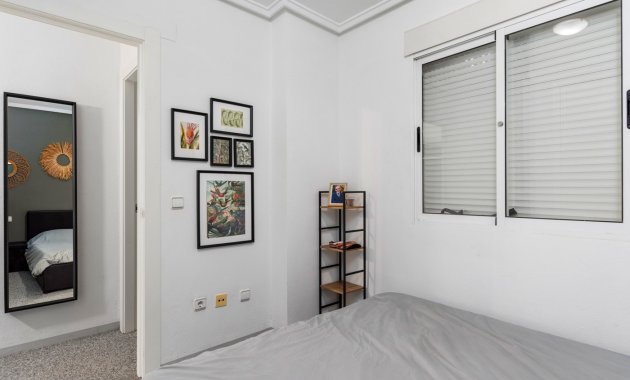 Herverkoop - Geschakelde Villa -
Orihuela Costa
