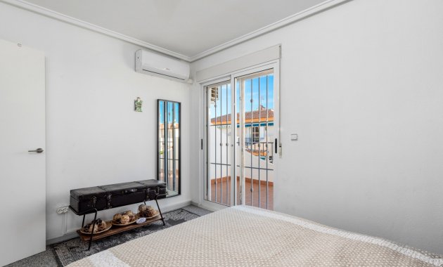 Herverkoop - Geschakelde Villa -
Orihuela Costa