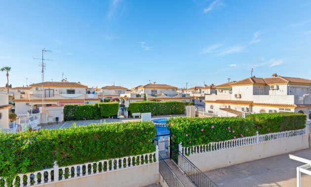 Herverkoop - Geschakelde Villa -
Orihuela Costa