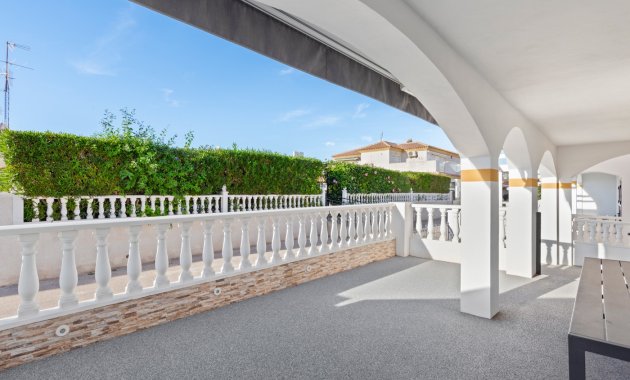 Herverkoop - Geschakelde Villa -
Orihuela Costa