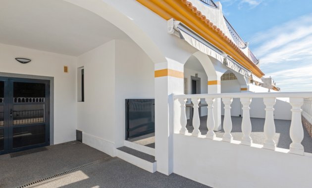Herverkoop - Geschakelde Villa -
Orihuela Costa