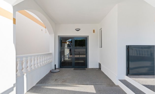 Herverkoop - Geschakelde Villa -
Orihuela Costa