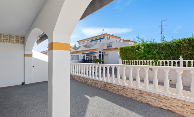 Herverkoop - Geschakelde Villa -
Orihuela Costa