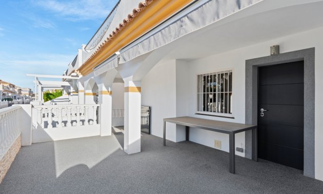 Herverkoop - Geschakelde Villa -
Orihuela Costa