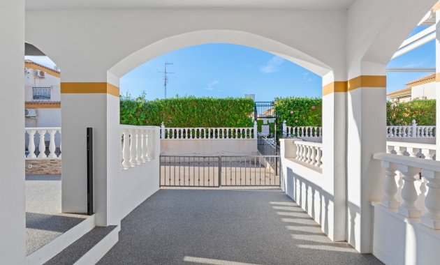 Herverkoop - Geschakelde Villa -
Orihuela Costa