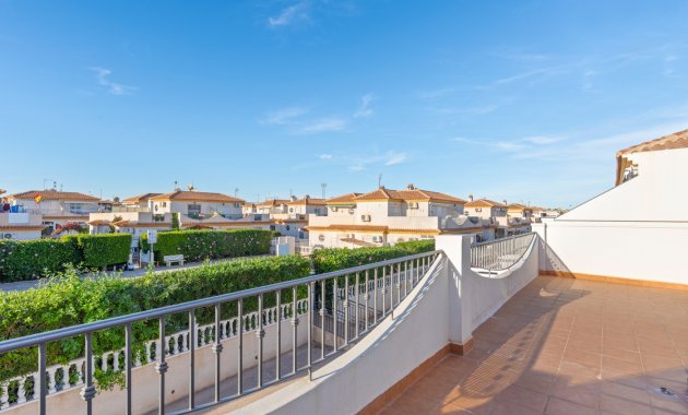 Herverkoop - Geschakelde Villa -
Orihuela Costa