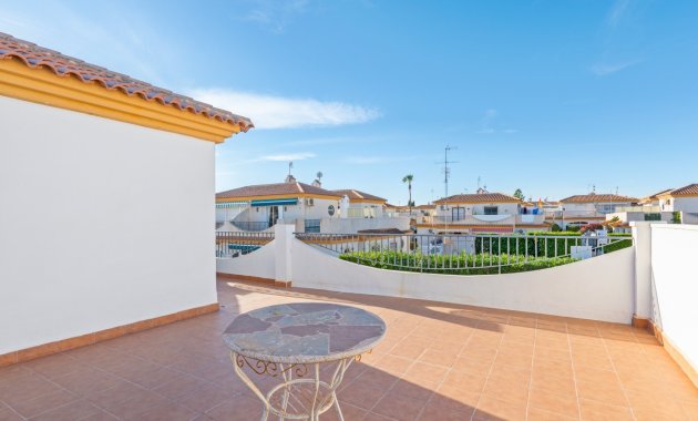 Herverkoop - Geschakelde Villa -
Orihuela Costa