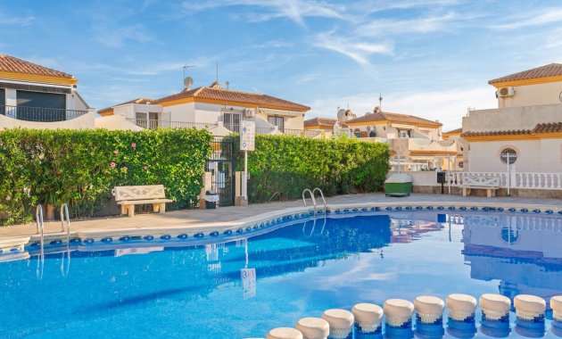 Herverkoop - Geschakelde Villa -
Orihuela Costa