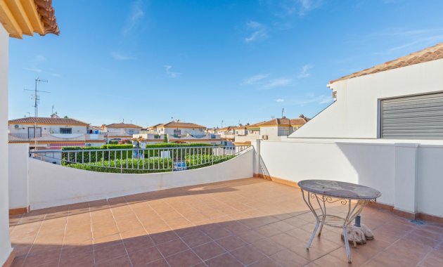 Herverkoop - Geschakelde Villa -
Orihuela Costa